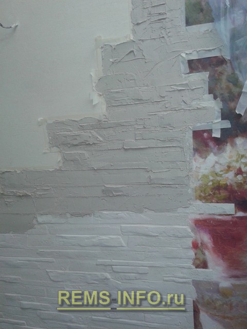 Фрагмент отделки стены под кирпич гипсом.