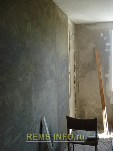 Штукатурка стен цементным раствором.