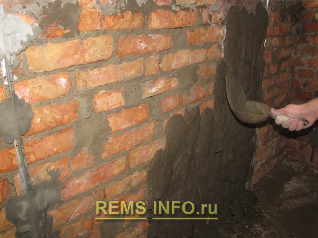 Штукатурка стен - накидываем раствор на участок стены.