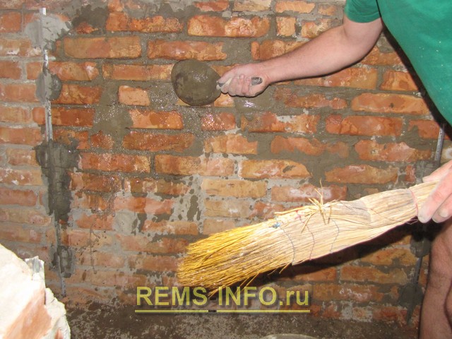 Штукатурка стен - увлажняем стену, используя ковш или веник.