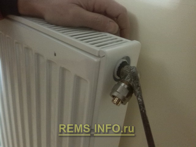Подключение радиатора отопления - закручиваем подготовленный переходник.