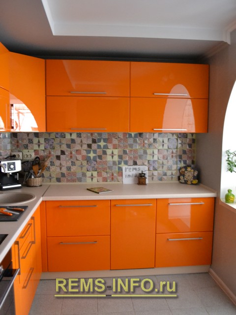 Дизайн угловой оранжевой кухни 10 кв.м (12 фото)